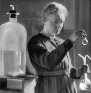 marie in laboratory 1912 (1)